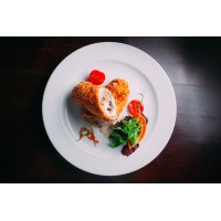 Хрустящий цыпленок в темпуре с овощами и соусом из томатов 